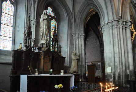 Autel de la Vierge et aspect du déambulatoire plat avec entrée dans la chapelle d'axe