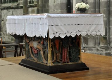 L'autel de messe et ses bas-reliefs contemporains