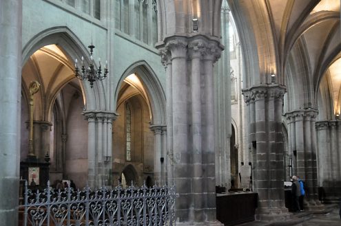 Le chœur vu depuis le déambulatoire avec ses piles enrichies de dix colonnettes