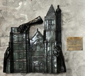 Bas-relief rappelant la sauvegarde de la cathédrale en 1944