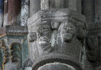 Déambulatoire : chapiteau près de la chapelle axiale