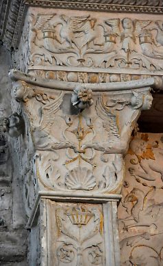 Bas-reliefs Renaissance sur le tombeau