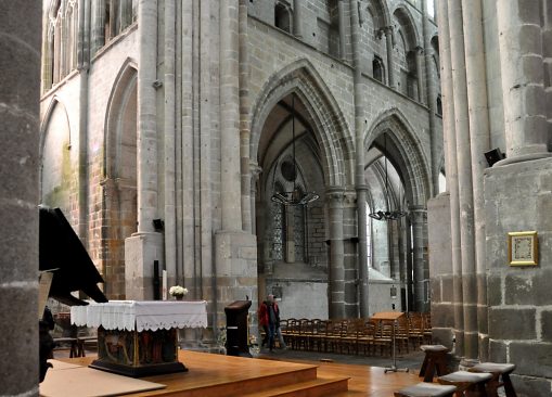 L'autel de messe et la première travée de la nef