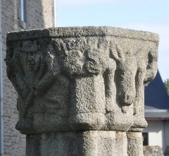 Sculpture en granit dans le jardin devant la cathédrale