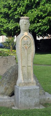 Sculpture de Nominoé dans le jardin devant la cathédrale