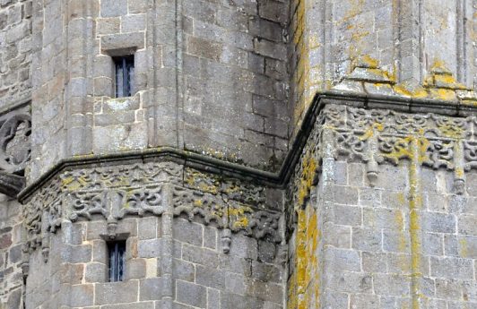 Ornementations sculptées sur la tour nord