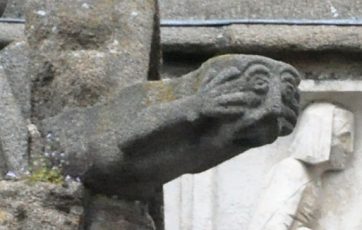 Une gargouille sculptée dans le granit (bras sud du transept)
