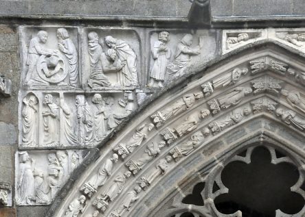 Voussures et écoinçon sculptés dans le porche Saint-Magloire