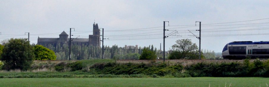 La cathédrale de Dol vue depuis le chemin qui mène au Mont-Dol