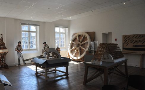 La salle des grandes maquettes (prêtées à Médiévalys) au rež–de–chaussée.