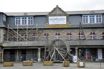 Le bâtiment du musée et l'écureuil au premier plan.