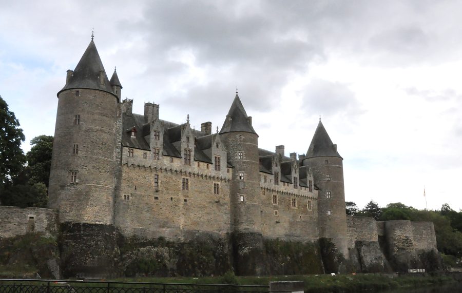 La célèbre façade du château de Josselin devant la rivière Oust. La façade est orientée au sud–ouest.