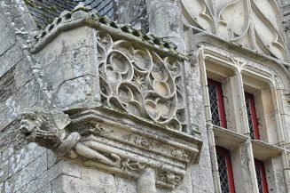 Balcon avec une gargouille figurative prs d'une fentre.