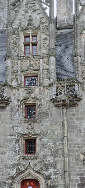 La façade au niveau de la septième lucarne.