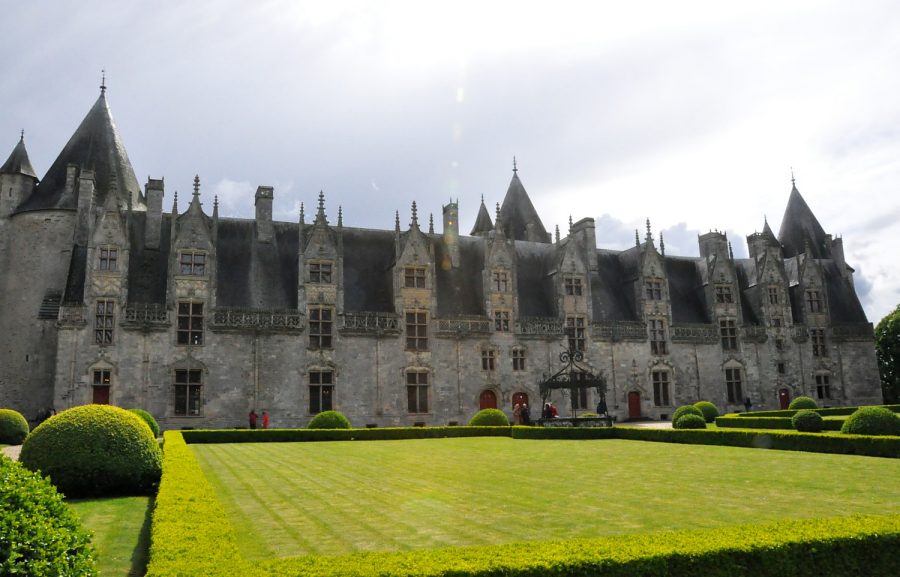 La faade nord-est et le jardin à la française.