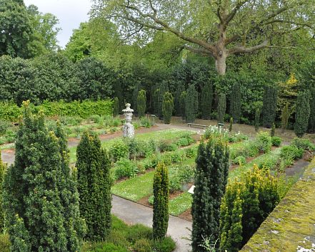 Les jardins à l'anglaise sous les remparts.