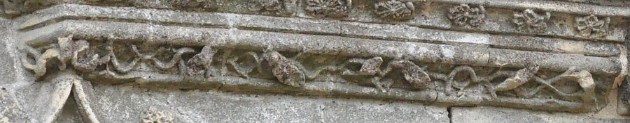 La corniche à double encorbellement au-dessous de la galerie est  composée d'entelacs, de feuilles, de fleurs et de petits animaux.