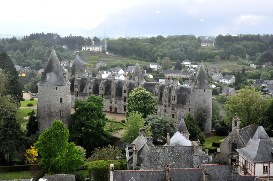 Le château de Josselin vu depuis le clocher de la basilique Notre-Dame  du Roncier.