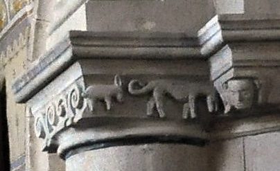 Vestige d'un chapiteau roman du XIIe siècle : un chien