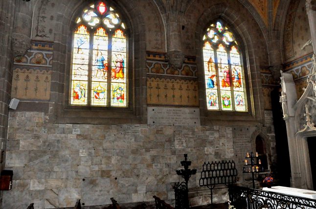 Les ex–voto sur le mur nord de la chapelle Notre–Dame du Roncier témoignent de la foi des fidèles lors des pèlerinages.