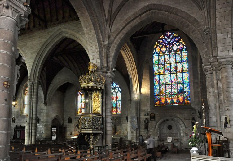 Les grandes arcades, la chaire à prêcher et le collatéral  nord.