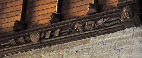 Bas-reliefs sur une sablière à la retombée de la voûte  du vaisseau central.