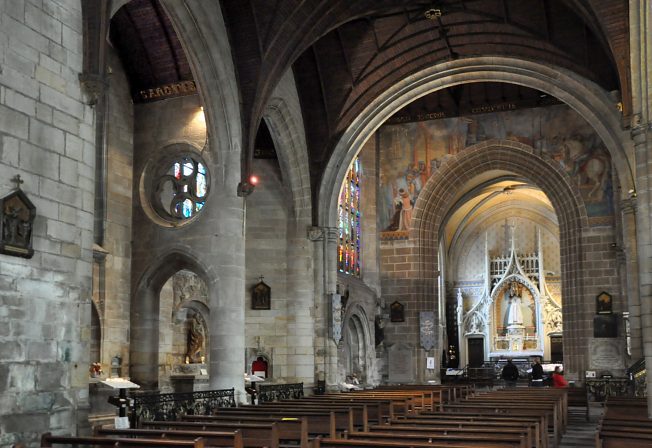 Le bas–côté nord débouche sur la chapelle Notre–Dame du Roncier.