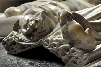 Aux pieds de Marguerite de Rohan, deux «corniauds»