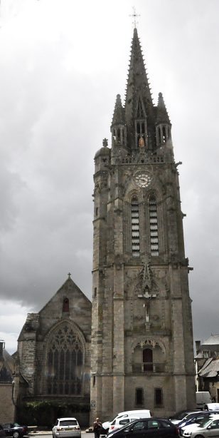 La façade orientale et le clocher.