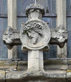 Croix en granit avec Christ de douleur