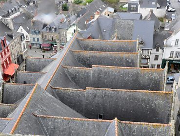 Le toit dissymétrique de la basilique vu depuis le clocher.