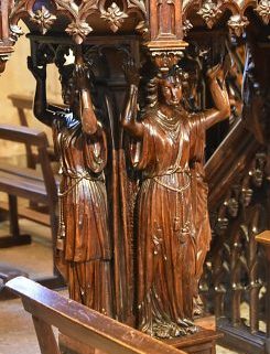 Quatre caryatides soutiennent la cuve de la chaire