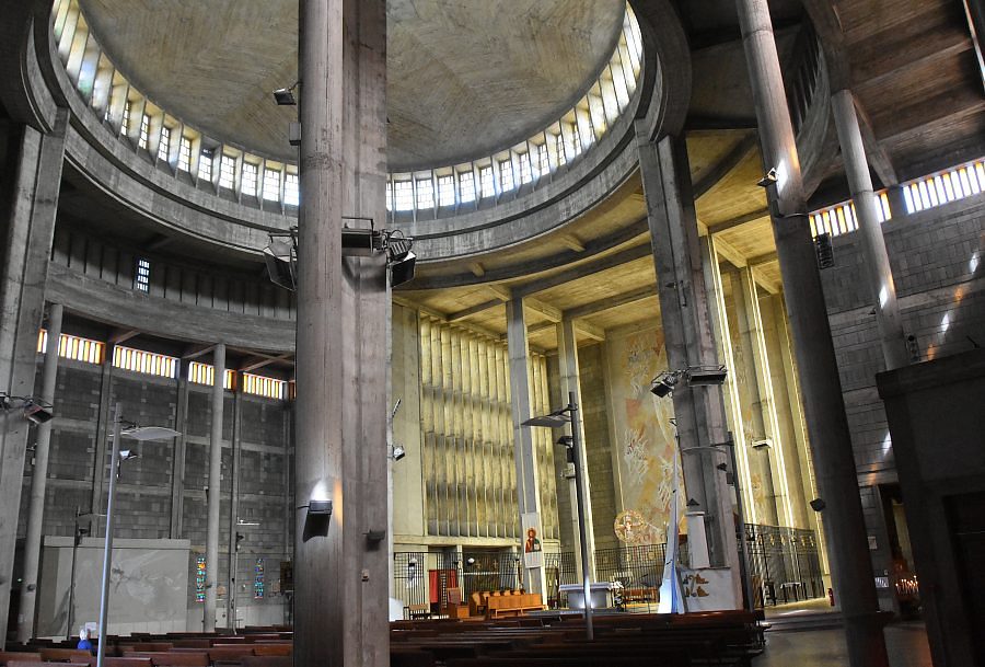 Vue de l'intérieur de l'église depuis l'entrée à  droite.