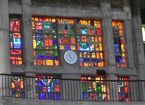 Le vitrail de la façade ouest. Très opaque, il n'est pas là pour éclairer la nef.