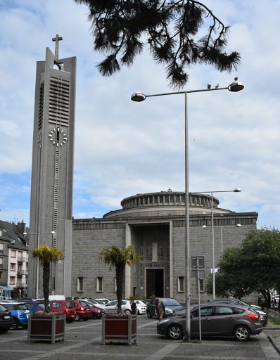 L'église vue de la place Alsace–Lorraine. Le clocher culmine à 54 mètres.