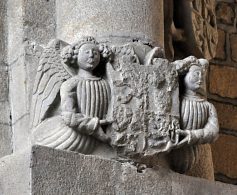 Console de pierre avec deux anges tenant un cusson