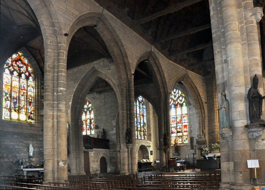 La nef et le bas-côté nord de l'église.