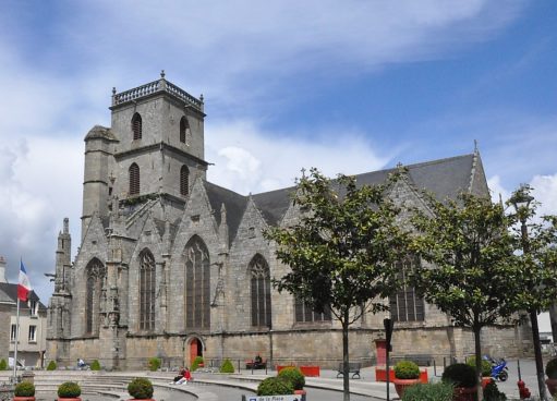 Le côté sud de l'église Saint–Armel donne sur la place Saint–Armel.