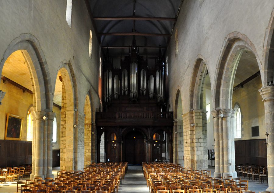 La nef et l'orgue de tribune vus depuis la croisée