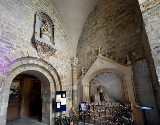 Vue du narthex en grand angle