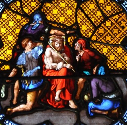 Vitrail du Rosaire, détail de la Passion (Le Couronnement d'épines)