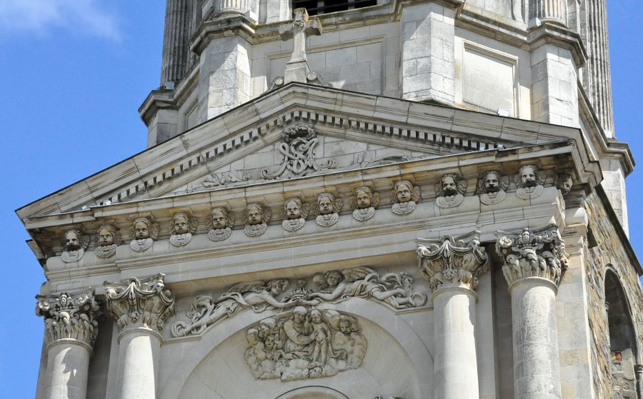 Tour-porche : le fronton du deuxième niveau