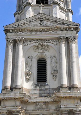 Le deuxième niveau de la tour-porche