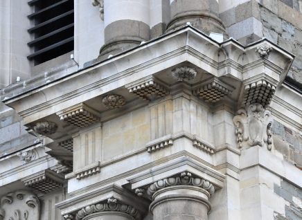 Détail de l'entablement entre deux niveaux architecturaux de la tour-porche