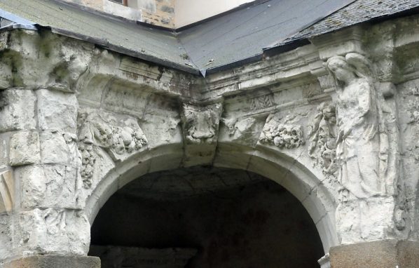 La galerie de l'ancien cloître, détail des écoinçons