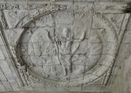 Bas-relief à la voûte de la galerie de l'ancien cloître