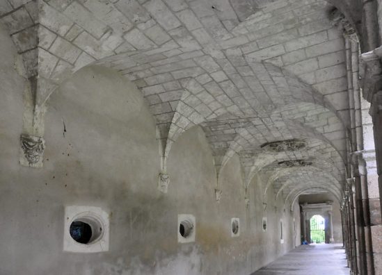 La galerie de l'ancien cloître de l'abbaye Saint–Melaine est voûtée d'arêtes