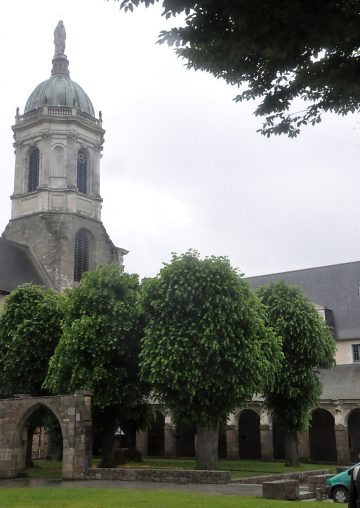 La tour-porche et les jardins de l'ancien cloître