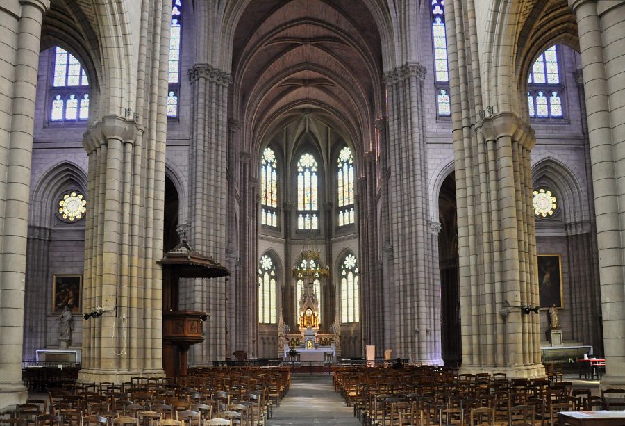 Vue d'ensemble de la basilique Saint-Aubin depuis la nef