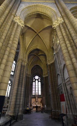 À l'est, le bas–côté du chœur conduit à l'autel Saint–Joseph